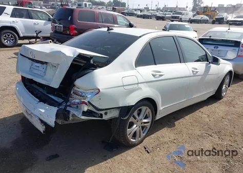 2012 Mercedes-Benz C 250 Luxury z USA, uszkodzony, nr VIN WDDGF4HB9CR222469